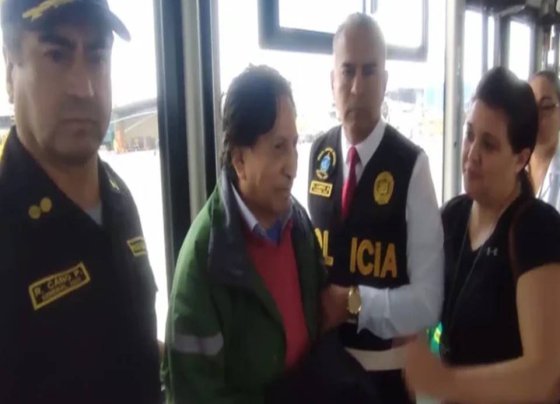 Alejandro Toledo, ex presidente de Perú llegó a Lima luego de ser extraditado desde Estados Unidos para cumplir 18 meses de prisión preventiva mientras es investigado por recibir millones de dólares en coimas por la adjudicación de la construcción de una carretera a la empresa brasileña Odebrecht.