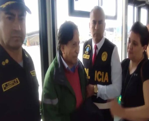 Alejandro Toledo, ex presidente de Perú llegó a Lima luego de ser extraditado desde Estados Unidos para cumplir 18 meses de prisión preventiva mientras es investigado por recibir millones de dólares en coimas por la adjudicación de la construcción de una carretera a la empresa brasileña Odebrecht.