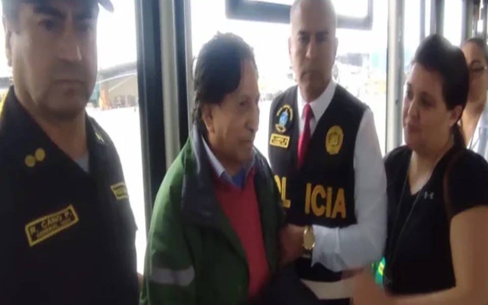 Alejandro Toledo, ex presidente de Perú llegó a Lima luego de ser extraditado desde Estados Unidos para cumplir 18 meses de prisión preventiva mientras es investigado por recibir millones de dólares en coimas por la adjudicación de la construcción de una carretera a la empresa brasileña Odebrecht.