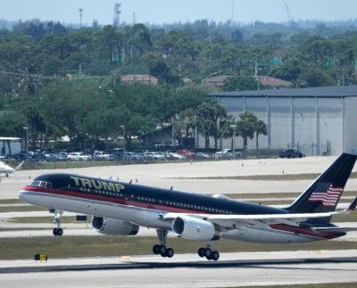 El ex presidente ha declarado repetidas veces, que la acusación tiene motivaciones políticas, por cuanto el lidera la mayoría de las encuestas en las primarias republicanas de cara al 2024.