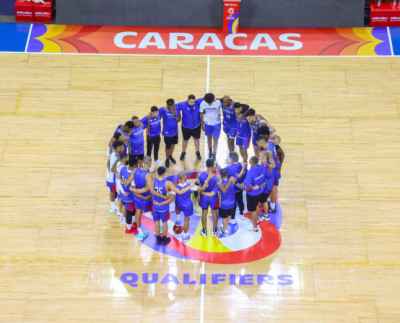 Venezuela se prepara para el Sorteo de la Copa del Mundo 2023 de la FIBA Por: Isaac Ramírez La FIBA anunció cómo fueron sembradas las 32 selecciones que formarán parte de la Copa del Mundo 2023, competencia en la que Venezuela buscará el título. Este hecho forma parte de lo que será el sorteo de grupos que se realizará el próximo 29 de abril en Manila, Filipinas. La selección de Venezuela fue ubicada en el pote 4. Esta designación le permite entender un poco cuáles serían los posibles rivales de los criollos. Los posibles rivales de Venezuela para la Fase de Grupos serían Francia, Serbia, Eslovenia o Lituania (pote 2); China, Letonia o Georgia (pote 6). El último estaría entre Líbano, Egipto, Sudán del Sur o Cabo Verde (pote 8). Esto quiere decir que la Vinotinto de las alturas tendría unos rivales de gran nivel en la cita mundialista dependiendo de qué grupo le toque formar parte. Un dato importante es que Venezuela no puede enfrentar a México a pesar que se encuentra en el pote 6. La medida se debe a los principios geográficos de la FIBA.