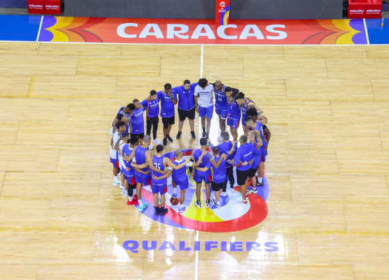 Venezuela se prepara para el Sorteo de la Copa del Mundo 2023 de la FIBA Por: Isaac Ramírez La FIBA anunció cómo fueron sembradas las 32 selecciones que formarán parte de la Copa del Mundo 2023, competencia en la que Venezuela buscará el título. Este hecho forma parte de lo que será el sorteo de grupos que se realizará el próximo 29 de abril en Manila, Filipinas. La selección de Venezuela fue ubicada en el pote 4. Esta designación le permite entender un poco cuáles serían los posibles rivales de los criollos. Los posibles rivales de Venezuela para la Fase de Grupos serían Francia, Serbia, Eslovenia o Lituania (pote 2); China, Letonia o Georgia (pote 6). El último estaría entre Líbano, Egipto, Sudán del Sur o Cabo Verde (pote 8). Esto quiere decir que la Vinotinto de las alturas tendría unos rivales de gran nivel en la cita mundialista dependiendo de qué grupo le toque formar parte. Un dato importante es que Venezuela no puede enfrentar a México a pesar que se encuentra en el pote 6. La medida se debe a los principios geográficos de la FIBA.