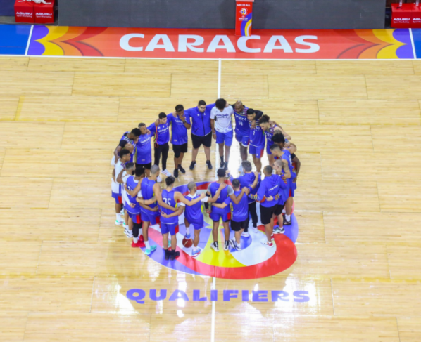 Venezuela se prepara para el Sorteo de la Copa del Mundo 2023 de la FIBA Por: Isaac Ramírez La FIBA anunció cómo fueron sembradas las 32 selecciones que formarán parte de la Copa del Mundo 2023, competencia en la que Venezuela buscará el título. Este hecho forma parte de lo que será el sorteo de grupos que se realizará el próximo 29 de abril en Manila, Filipinas. La selección de Venezuela fue ubicada en el pote 4. Esta designación le permite entender un poco cuáles serían los posibles rivales de los criollos. Los posibles rivales de Venezuela para la Fase de Grupos serían Francia, Serbia, Eslovenia o Lituania (pote 2); China, Letonia o Georgia (pote 6). El último estaría entre Líbano, Egipto, Sudán del Sur o Cabo Verde (pote 8). Esto quiere decir que la Vinotinto de las alturas tendría unos rivales de gran nivel en la cita mundialista dependiendo de qué grupo le toque formar parte. Un dato importante es que Venezuela no puede enfrentar a México a pesar que se encuentra en el pote 6. La medida se debe a los principios geográficos de la FIBA.