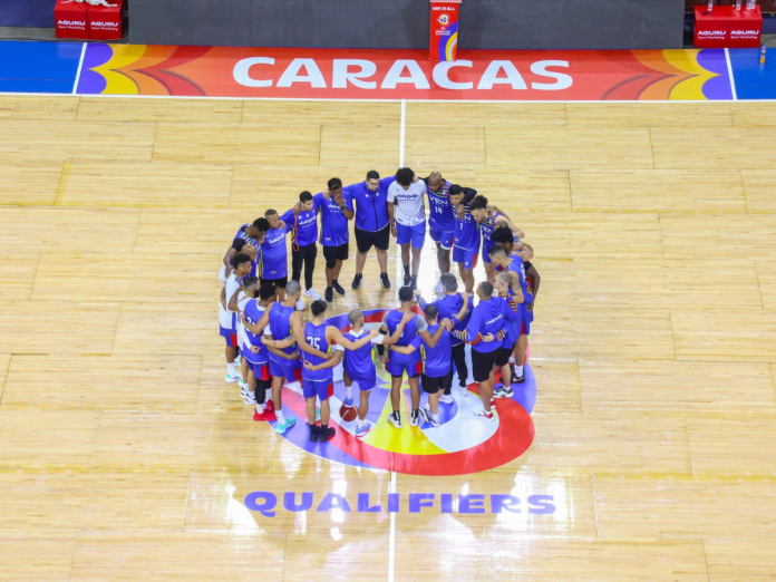Venezuela se prepara para el Sorteo de la Copa del Mundo 2023 de la FIBA Por: Isaac Ramírez La FIBA anunció cómo fueron sembradas las 32 selecciones que formarán parte de la Copa del Mundo 2023, competencia en la que Venezuela buscará el título. Este hecho forma parte de lo que será el sorteo de grupos que se realizará el próximo 29 de abril en Manila, Filipinas. La selección de Venezuela fue ubicada en el pote 4. Esta designación le permite entender un poco cuáles serían los posibles rivales de los criollos. Los posibles rivales de Venezuela para la Fase de Grupos serían Francia, Serbia, Eslovenia o Lituania (pote 2); China, Letonia o Georgia (pote 6). El último estaría entre Líbano, Egipto, Sudán del Sur o Cabo Verde (pote 8). Esto quiere decir que la Vinotinto de las alturas tendría unos rivales de gran nivel en la cita mundialista dependiendo de qué grupo le toque formar parte. Un dato importante es que Venezuela no puede enfrentar a México a pesar que se encuentra en el pote 6. La medida se debe a los principios geográficos de la FIBA.