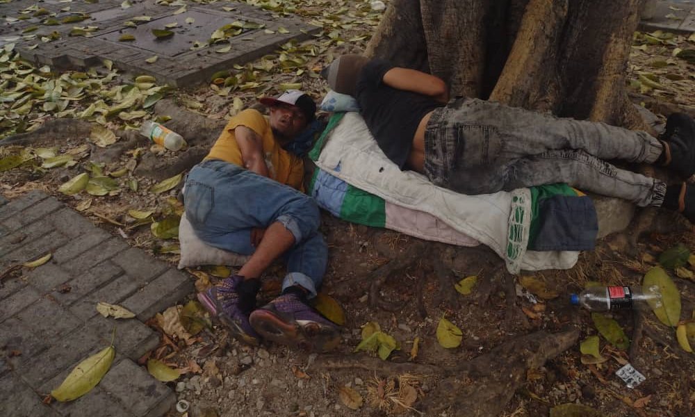 La pobreza tiene muchas dimensiones, pero su causa son el desempleo, la exclusión social y la alta vulnerabilidad de determinadas poblaciones a los desastres, enfermedades y otros fenómenos que les impide ser productivos.