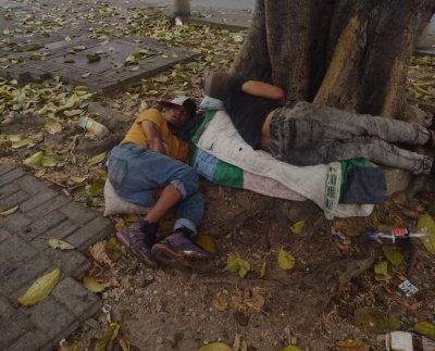 La pobreza tiene muchas dimensiones, pero su causa son el desempleo, la exclusión social y la alta vulnerabilidad de determinadas poblaciones a los desastres, enfermedades y otros fenómenos que les impide ser productivos.