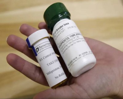 Una corte federal de apelaciones dictaminó que la píldora abortiva mifepristona todavía se puede usar por ahora, pero redujo el período de embarazo en el que se puede tomar el medicamento y dijo que no se podía entregar por correo.