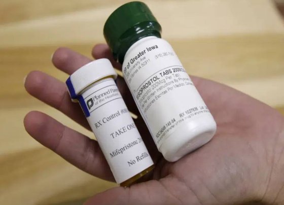 Una corte federal de apelaciones dictaminó que la píldora abortiva mifepristona todavía se puede usar por ahora, pero redujo el período de embarazo en el que se puede tomar el medicamento y dijo que no se podía entregar por correo.