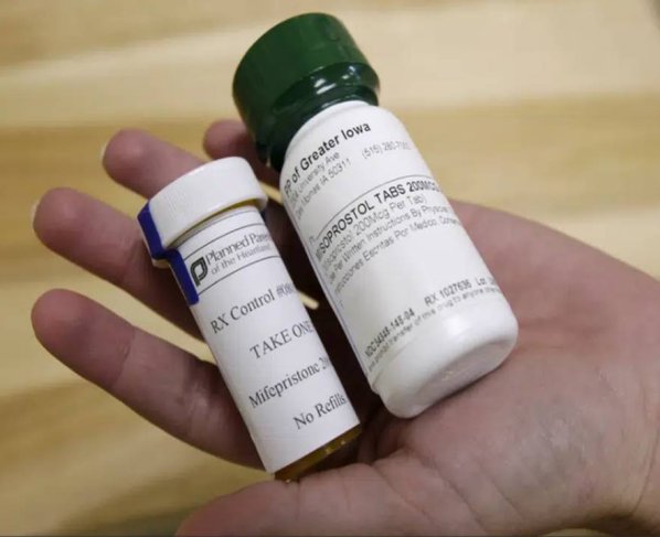 Una corte federal de apelaciones dictaminó que la píldora abortiva mifepristona todavía se puede usar por ahora, pero redujo el período de embarazo en el que se puede tomar el medicamento y dijo que no se podía entregar por correo.