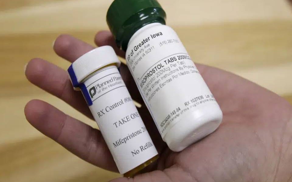 Una corte federal de apelaciones dictaminó que la píldora abortiva mifepristona todavía se puede usar por ahora, pero redujo el período de embarazo en el que se puede tomar el medicamento y dijo que no se podía entregar por correo.