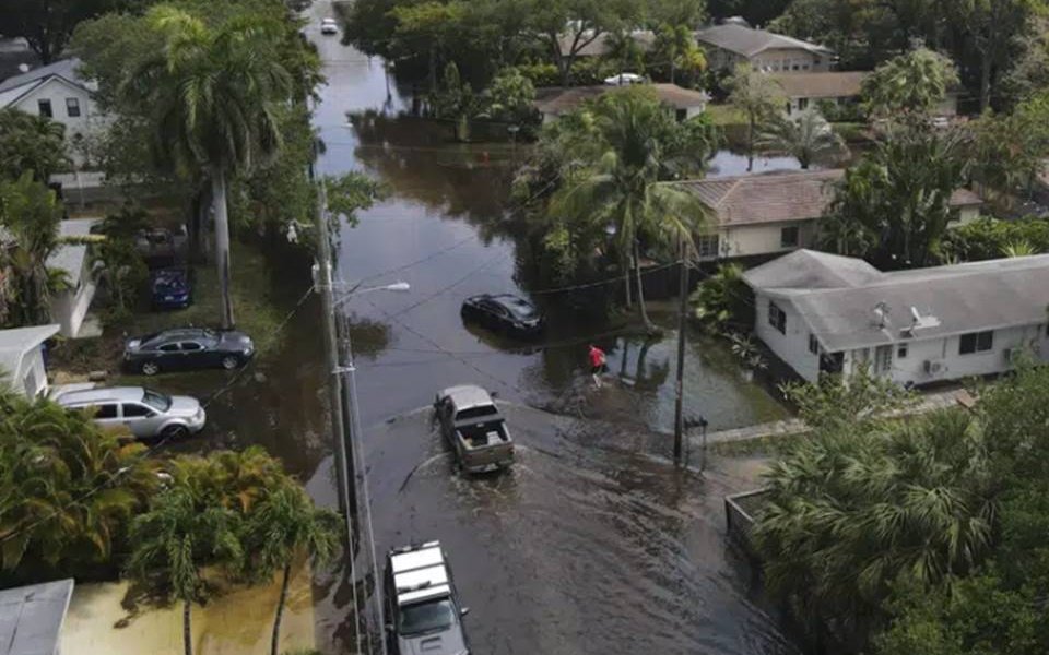 Los funcionarios del Aeropuerto Internacional de Fort Lauderdale-Hollywood completaron las inspecciones finales y dijeron en un tuit que las operaciones se reanudarían a las 9 a.m.