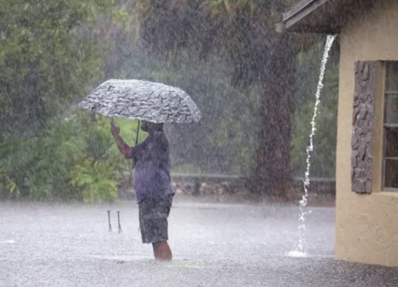 Fort Lauderdale emitió un estado de emergencia debido a que las inundaciones persistieron en partes de la ciudad. Los equipos habían trabajado durante la noche para atender las llamadas de rescate, pero no hubo informes inmediatos de heridos o muertos.