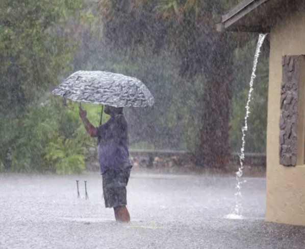 Fort Lauderdale emitió un estado de emergencia debido a que las inundaciones persistieron en partes de la ciudad. Los equipos habían trabajado durante la noche para atender las llamadas de rescate, pero no hubo informes inmediatos de heridos o muertos.