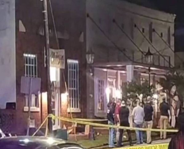 Al menos cuatro personas perdieron la vida en el enésimo tiroteo en lo que va de año en Estados Unidos. Sucedió el pasado sábado por la noche en una fiesta de cumpleaños en pequeño pueblo de Alabama.