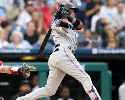 El venezolano Luis Arráez pegó un sencillo productor para completar el primer ciclo en la historia de sus Marlins rumbo a la victoria sobre los Filis en el Citizens Bank Park.