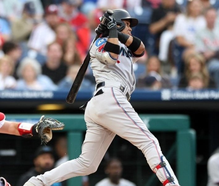 El venezolano Luis Arráez pegó un sencillo productor para completar el primer ciclo en la historia de sus Marlins rumbo a la victoria sobre los Filis en el Citizens Bank Park.