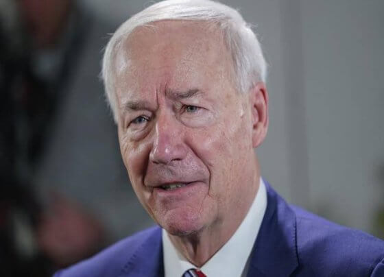 El ex gobernador de Arkansas Asa Hutchinson anunció que buscará la candidatura republicana para las elecciones presidenciales de 2024, posicionándose como alternativa para Donald Trump.
