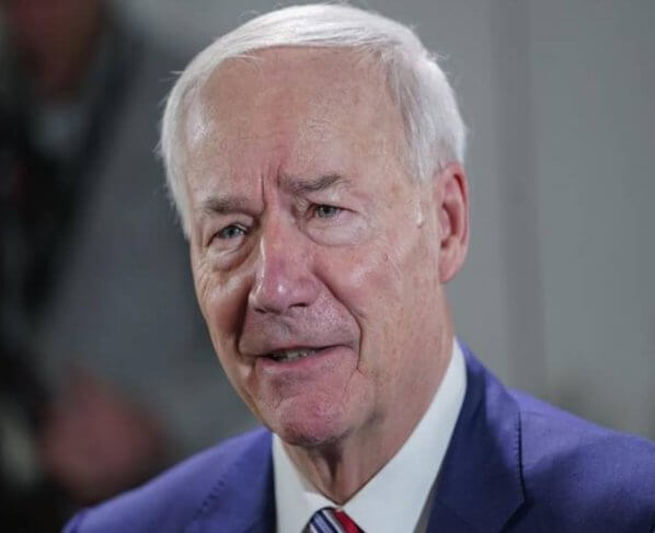 El ex gobernador de Arkansas Asa Hutchinson anunció que buscará la candidatura republicana para las elecciones presidenciales de 2024, posicionándose como alternativa para Donald Trump.