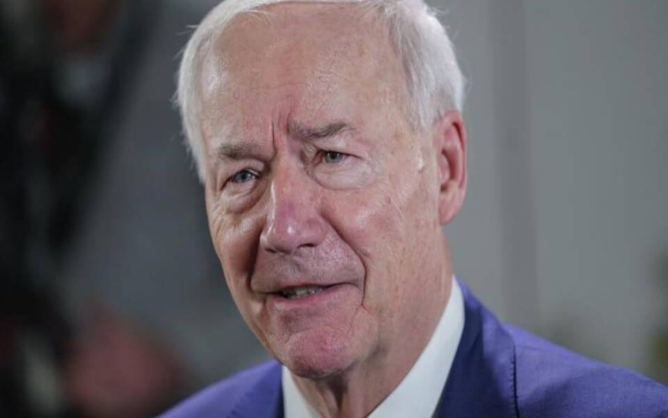 El ex gobernador de Arkansas Asa Hutchinson anunció que buscará la candidatura republicana para las elecciones presidenciales de 2024, posicionándose como alternativa para Donald Trump.