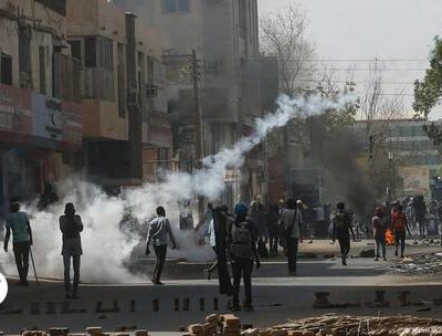 El secretario general de Naciones Unidas, António Guterres exhortó a los generales Abdelfatá al Burhan y Mohamed Hamdan Dagalo respectivamente a la cabeza del ejército de Sudán y de la poderosa milicia Fuerzas de Apoyo Rápido a que detengan los encarnizados combates que enfrentan a sus miembros para evitar que la situación degenere en un conflicto civil más generalizado.