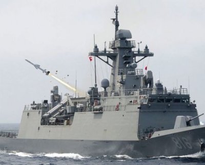 El ejército de Corea del Sur informó que un buque de su Armada hizo disparos de advertencia a un barco de patrulla norcoreano que cruzó el sábado la frontera marítima de facto.