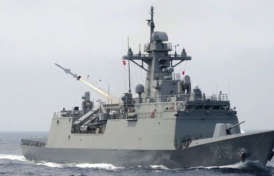 El ejército de Corea del Sur informó que un buque de su Armada hizo disparos de advertencia a un barco de patrulla norcoreano que cruzó el sábado la frontera marítima de facto.