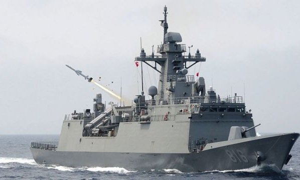 El ejército de Corea del Sur informó que un buque de su Armada hizo disparos de advertencia a un barco de patrulla norcoreano que cruzó el sábado la frontera marítima de facto.