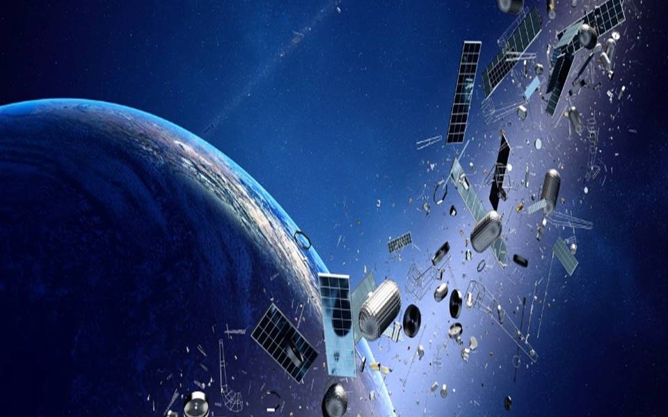 Los numerosos desechos que orbitan nuestro planeta pueden moverse a velocidades de hasta 28 mil kilómetros por hora, por lo que podrían suponer un peligro para futuras misiones espaciales.