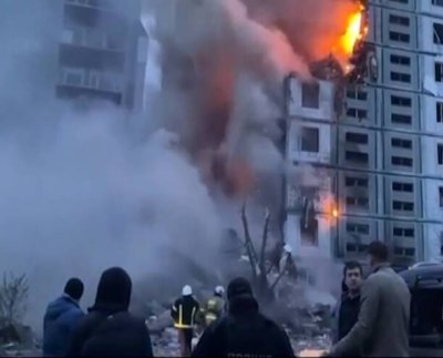 Rusia disparó más de 20 misiles de crucero y dos drones contra Ucrania, matando al menos a 19 personas, cuando dos misiles se estrellaron contra un edificio de apartamentos en el centro del país, dijeron las autoridades. Tres niños estaban entre los muertos.