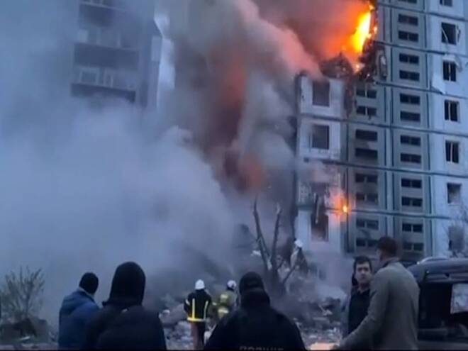 Rusia disparó más de 20 misiles de crucero y dos drones contra Ucrania, matando al menos a 19 personas, cuando dos misiles se estrellaron contra un edificio de apartamentos en el centro del país, dijeron las autoridades. Tres niños estaban entre los muertos.