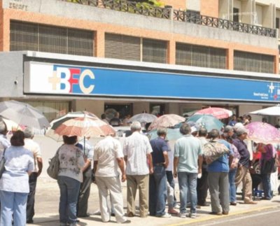 En Venezuela miles de adultos mayores esperan mensualmente la cancelación de un bono de cinco dólares (Bsf 130) instituto Venezolano de los Seguros Sociales (IVSS) particularmente en medio de la crisis económica y social que afronta el país caribeño.