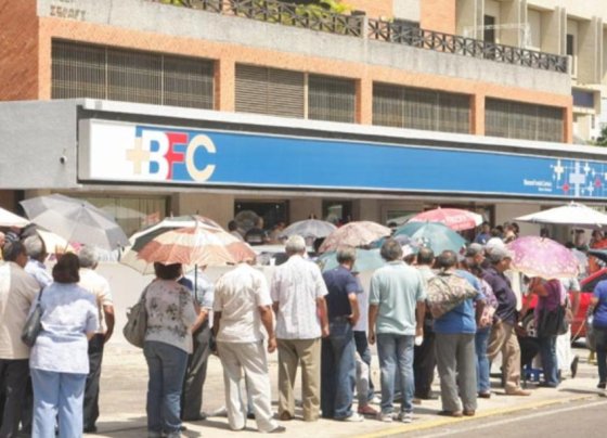 En Venezuela miles de adultos mayores esperan mensualmente la cancelación de un bono de cinco dólares (Bsf 130) instituto Venezolano de los Seguros Sociales (IVSS) particularmente en medio de la crisis económica y social que afronta el país caribeño.