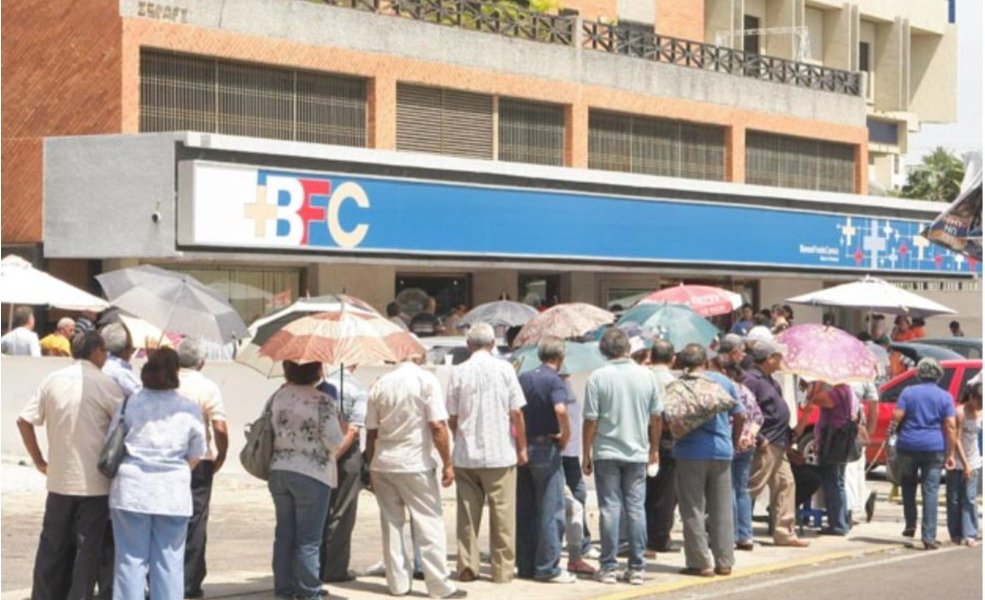 En Venezuela miles de adultos mayores esperan mensualmente la cancelación de un bono de cinco dólares (Bsf 130) instituto Venezolano de los Seguros Sociales (IVSS) particularmente en medio de la crisis económica y social que afronta el país caribeño.