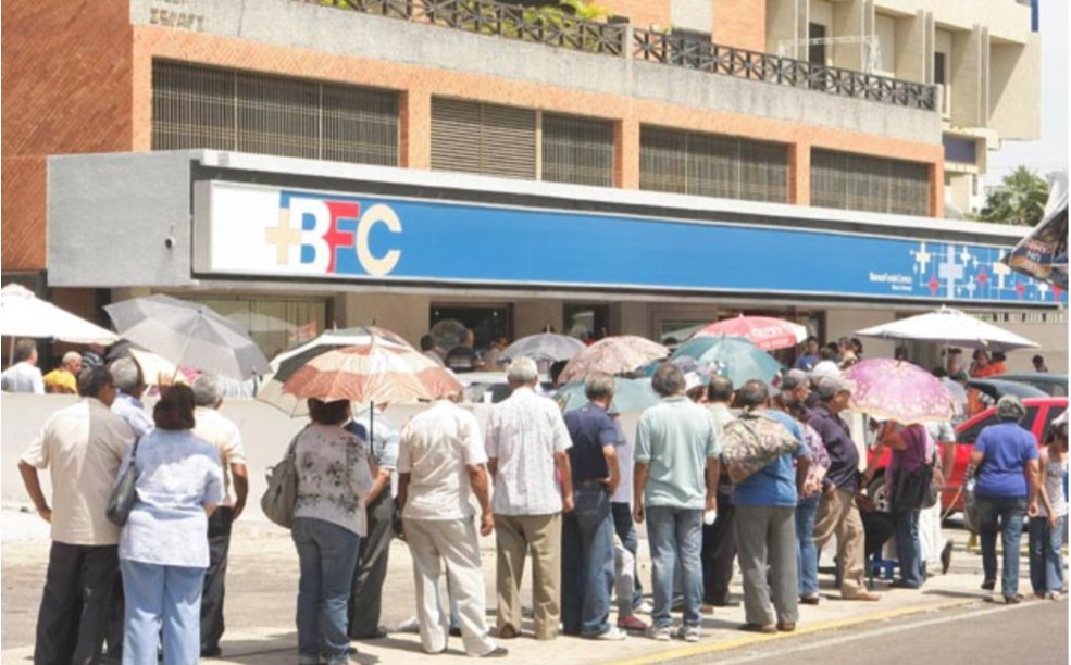 En Venezuela miles de adultos mayores esperan mensualmente la cancelación de un bono de cinco dólares (Bsf 130) instituto Venezolano de los Seguros Sociales (IVSS) particularmente en medio de la crisis económica y social que afronta el país caribeño.