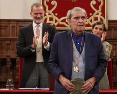 El escritor recibió el galardón más importante de las letras en español de manos de los reyes, en Alcalá de Henares.