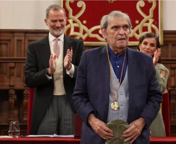 El escritor recibió el galardón más importante de las letras en español de manos de los reyes, en Alcalá de Henares.