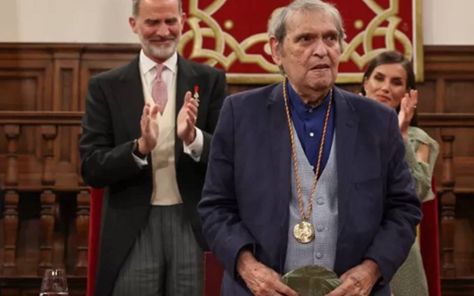 El escritor recibió el galardón más importante de las letras en español de manos de los reyes, en Alcalá de Henares.
