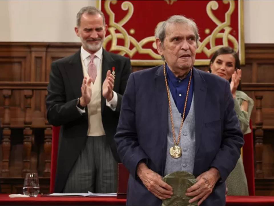El escritor recibió el galardón más importante de las letras en español de manos de los reyes, en Alcalá de Henares.