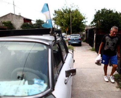 La devaluación del peso argentino, así como el control de precios, está provocando que muchos chilenos llenen sus alacenas con cosas que cuestan hasta el triple en su país.