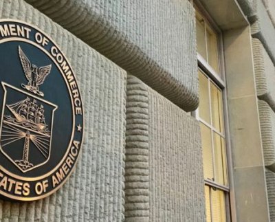 El Departamento de Comercio de la nación norteamericana prohibió a cinco compañías ubicadas en territorio chino y en Hong Kong, hacer negocios con empresas estadounidenses, sino tienen una licencia especial, requisito muy difícil de conseguir.