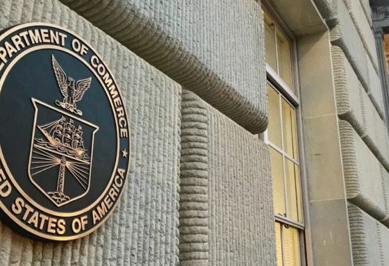 El Departamento de Comercio de la nación norteamericana prohibió a cinco compañías ubicadas en territorio chino y en Hong Kong, hacer negocios con empresas estadounidenses, sino tienen una licencia especial, requisito muy difícil de conseguir.