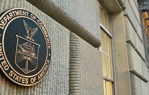 El Departamento de Comercio de la nación norteamericana prohibió a cinco compañías ubicadas en territorio chino y en Hong Kong, hacer negocios con empresas estadounidenses, sino tienen una licencia especial, requisito muy difícil de conseguir.