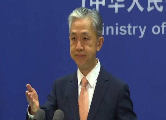 Las restricciones contra individuos y entidades chinas impuestas por EE.UU. a finales de la semana pasada bajo el pretexto de su presunta participación en el tráfico de precursores de fentanilo "ha erosionado gravemente las bases de la cooperación antidrogas entre China y EE.UU.", afirmó el portavoz de la Cancillería china, Wang Wenbin.