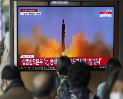 Corea del Norte llevó a cabo su primer lanzamiento de un misil balístico intercontinental en un mes, posiblemente probando por primera vez un nuevo misil más móvil y más difícil de detectar, dijeron sus vecinos, mientras extiende su provocación serie de pruebas de armas.