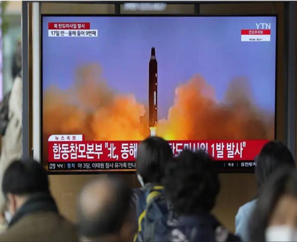 Corea del Norte llevó a cabo su primer lanzamiento de un misil balístico intercontinental en un mes, posiblemente probando por primera vez un nuevo misil más móvil y más difícil de detectar, dijeron sus vecinos, mientras extiende su provocación serie de pruebas de armas.