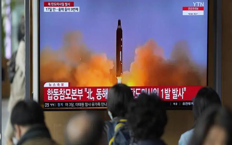 Corea del Norte llevó a cabo su primer lanzamiento de un misil balístico intercontinental en un mes, posiblemente probando por primera vez un nuevo misil más móvil y más difícil de detectar, dijeron sus vecinos, mientras extiende su provocación serie de pruebas de armas.