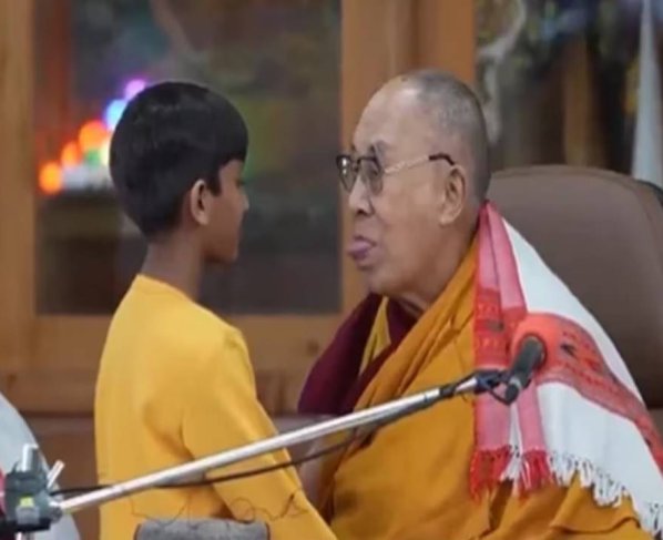 El líder budista protagonizó una escena que rápidamente se viralizó en las redes sociales y desató todo tipo de comentarios tras el acercamiento en un acto público con un menor de edad.