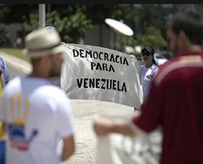 Un grueso sector de demócratas no analizó la extraordinaria frase del presidente Dr. Luis Herrera Camping: “la democracia no es perfecta, si perfectible”. Dicha en 1978, en la euforia de su triunfo; la frase pasó desapercibida y sin una importante, necesaria y obligada reflexión.