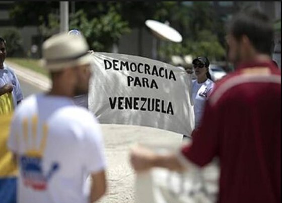 Un grueso sector de demócratas no analizó la extraordinaria frase del presidente Dr. Luis Herrera Camping: “la democracia no es perfecta, si perfectible”. Dicha en 1978, en la euforia de su triunfo; la frase pasó desapercibida y sin una importante, necesaria y obligada reflexión.