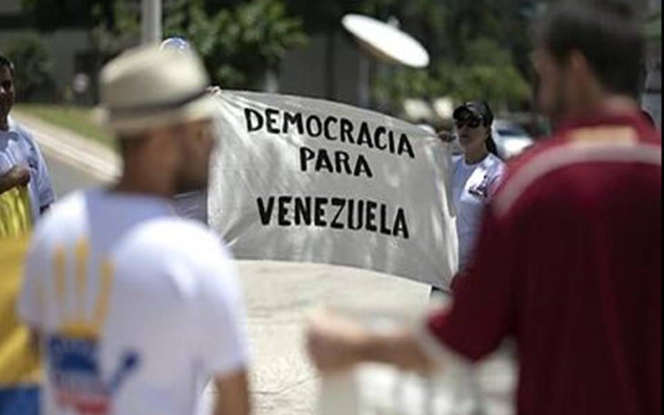 Un grueso sector de demócratas no analizó la extraordinaria frase del presidente Dr. Luis Herrera Camping: “la democracia no es perfecta, si perfectible”. Dicha en 1978, en la euforia de su triunfo; la frase pasó desapercibida y sin una importante, necesaria y obligada reflexión.
